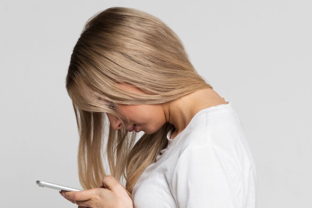 Telefonhasználat rossz testtartásban